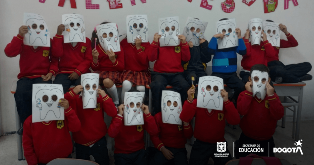 Foto que muestra un grupo de estudiantes con máscaras en forma de muelas
