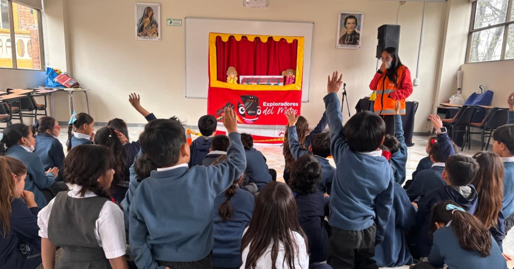 Foto de una actividad del Metro con estudiantes 