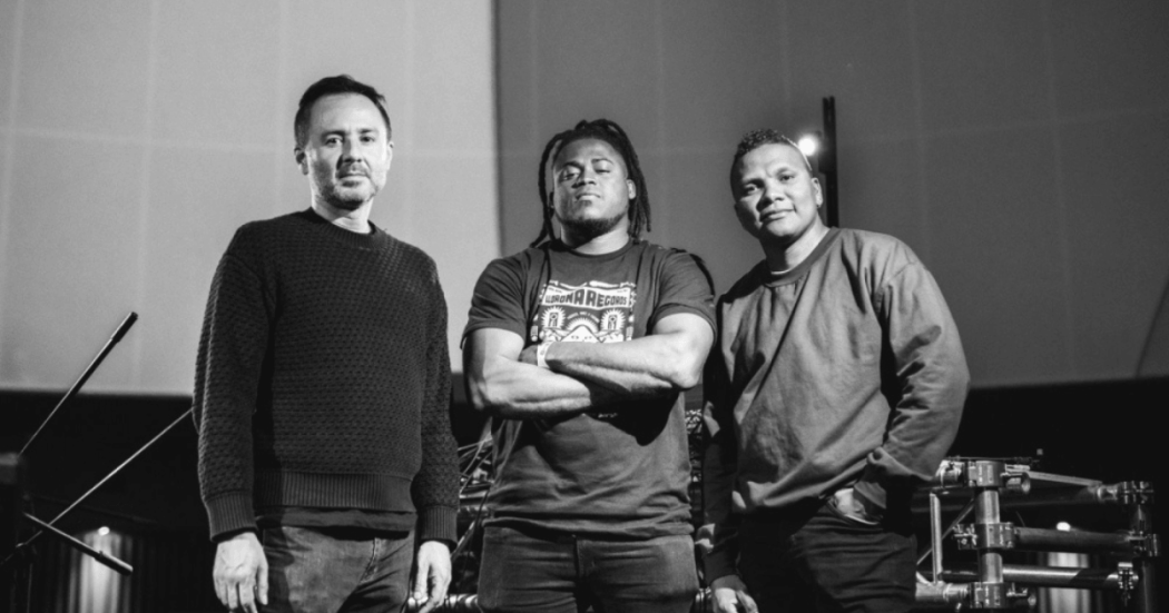 Imagen de Diego Gómez aka Cerrero junto a Juan Carlos ‘Cankita’ Diego Gómez aka Cerrero de Llorona Records y Discos Pacífico, se une a Juan Carlos ‘Cankita’ Mindinero y William Martínez en blanco y negro