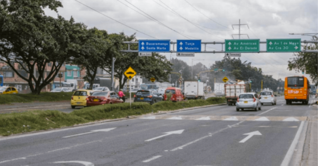 Imagen de una vía de Bogotá en la que circulan vehículos y motos.