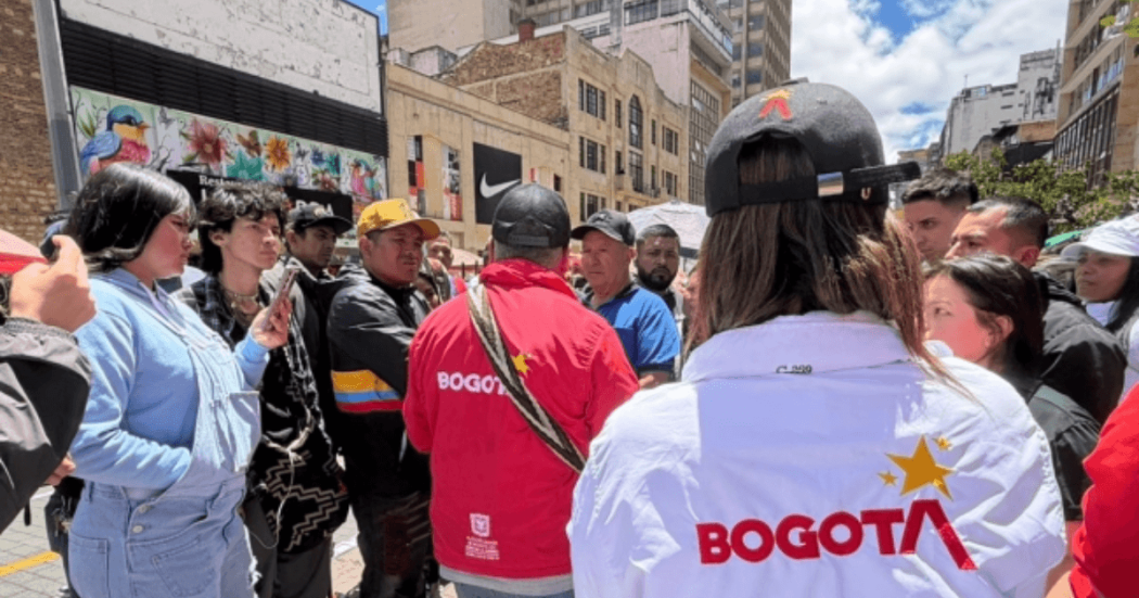 Gestores de Diálogo y de Convivencia dialogando con personas en una movilización.
