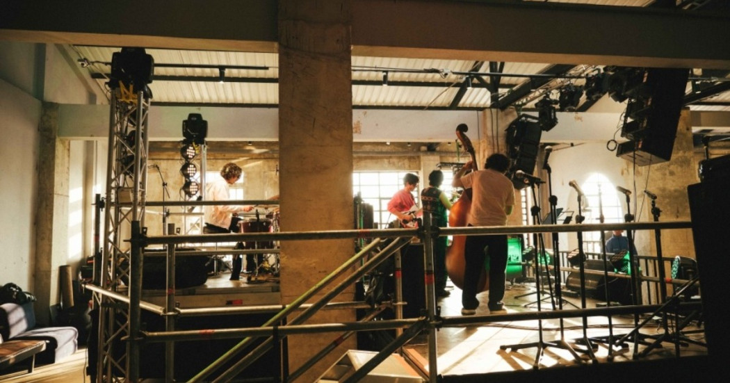 Imagen de varios artistas en ensayo de presentación.