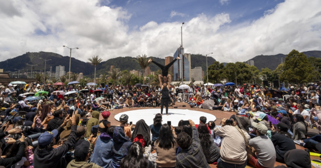 Imagen de varias personas disfrutando un espectáculo p{ublico al aire libre.