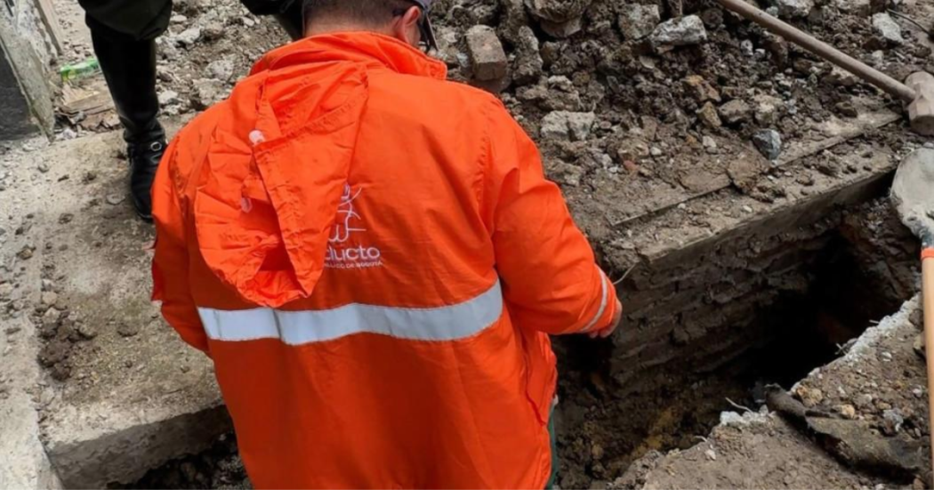 Imagen de un técnico de la Empresa de Acueducto haciendo mantenimiento en un registro o medidor.
