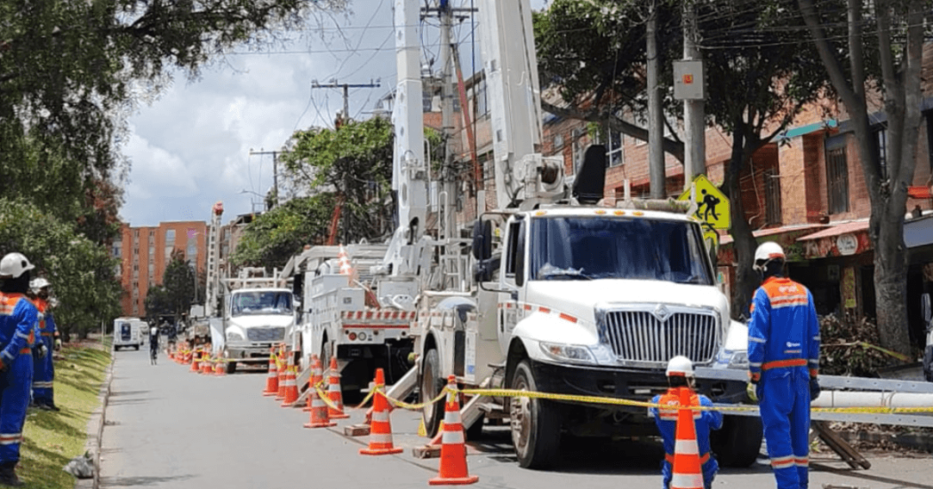 Foto de un camión y trabajadores de Enel en labores de mantenimiento.