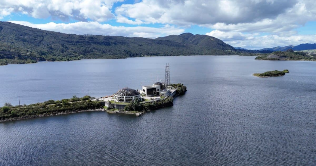Foto aérea del embalse San Rafael, que suministra agua potable a Bogotá.