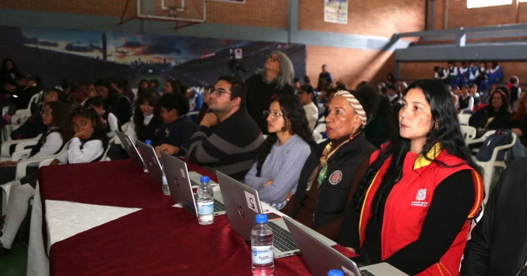 Foto de grupo de docentes como jurados de un evento escolar en el aula múltiple de un colegio.