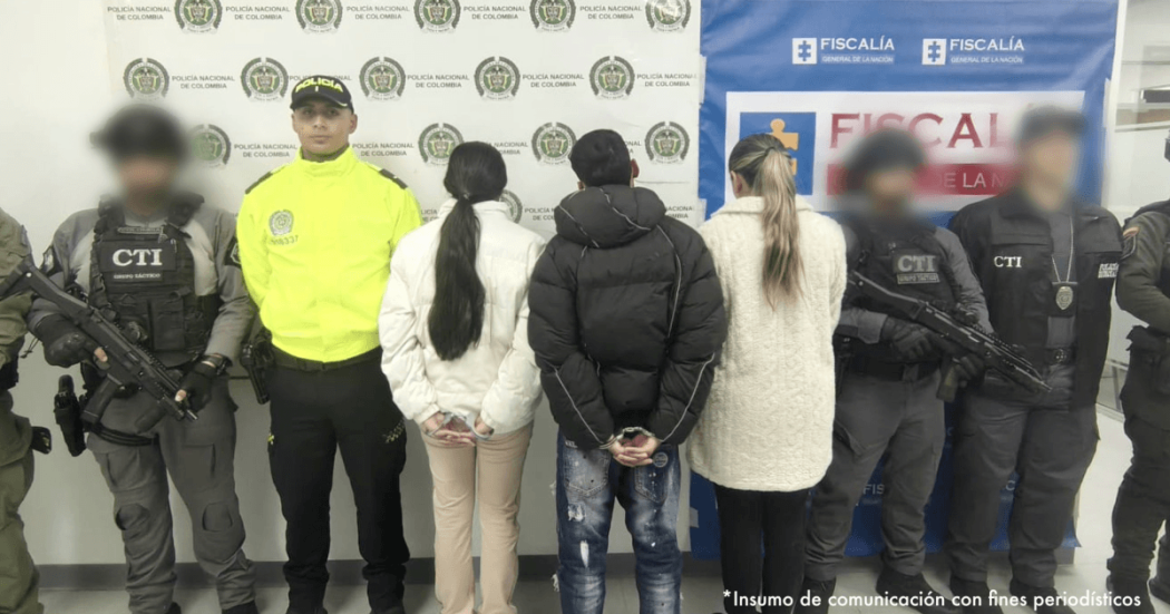 Tres capturados, en medio de policías y funcionarios de la Fiscalía.