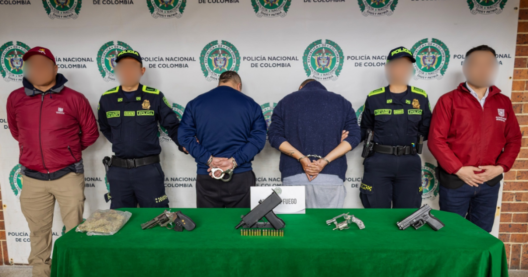 Foto que muestra a la Policía con los detenidos 