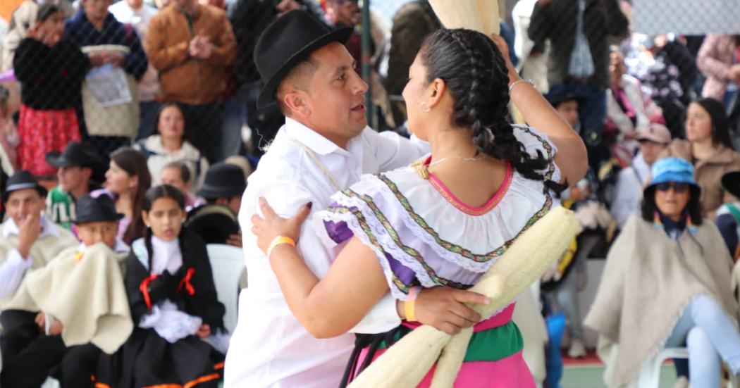 Foto de dos personas bailando 