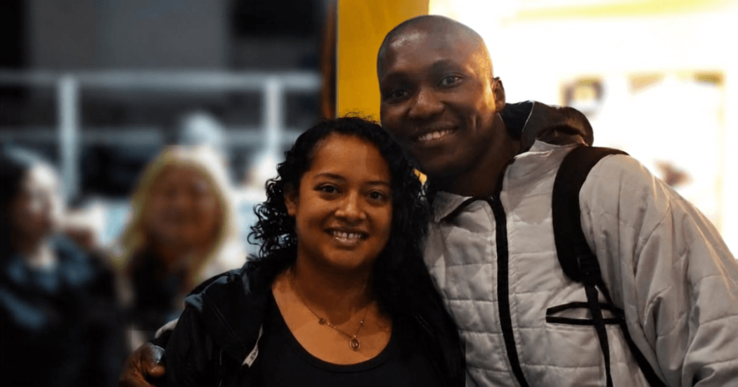 Foto que muestra un hombre y una mujer sonriendo 