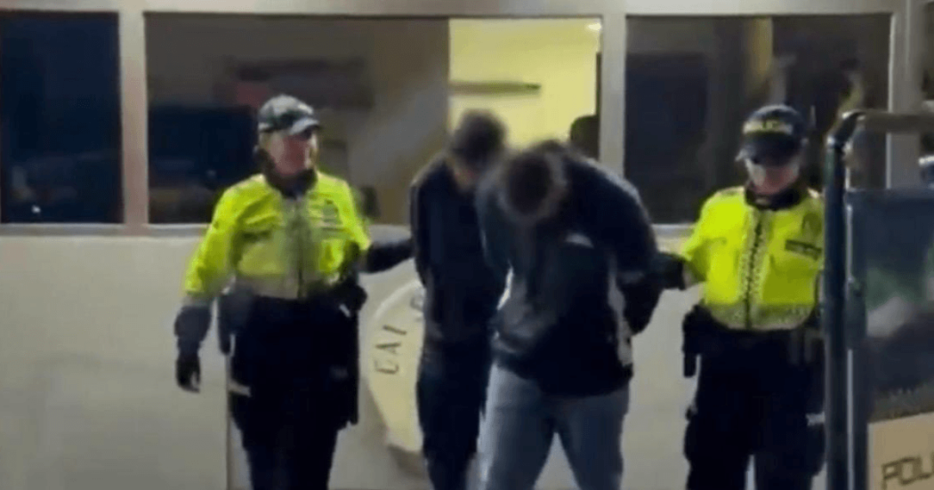 Dos hombres capturados por la Policía.