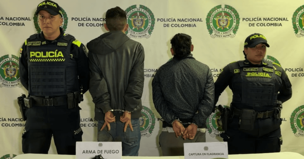 Dos policías y dos hombres capturados 