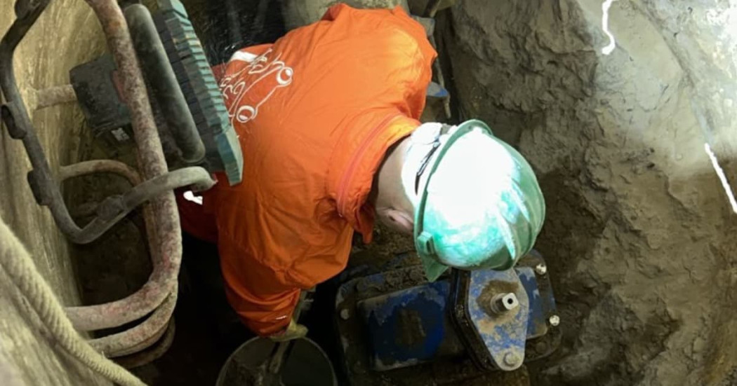 Un operario del Acueducto arreglando un tubo