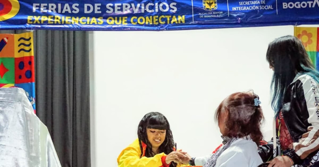 Una persona de Integración Social en una feria de Servicio
