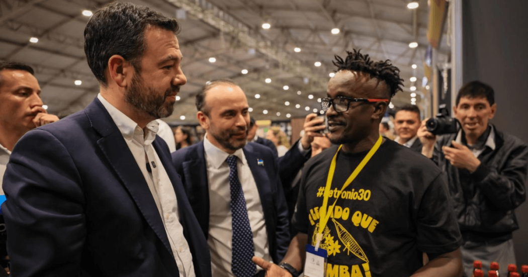 Alcaldes de Bogotá y Cali Personas conversan con un participante del Festival Petronio Álvarez un estand durante un evento en Corferias por la Feria del Hogar 2026.