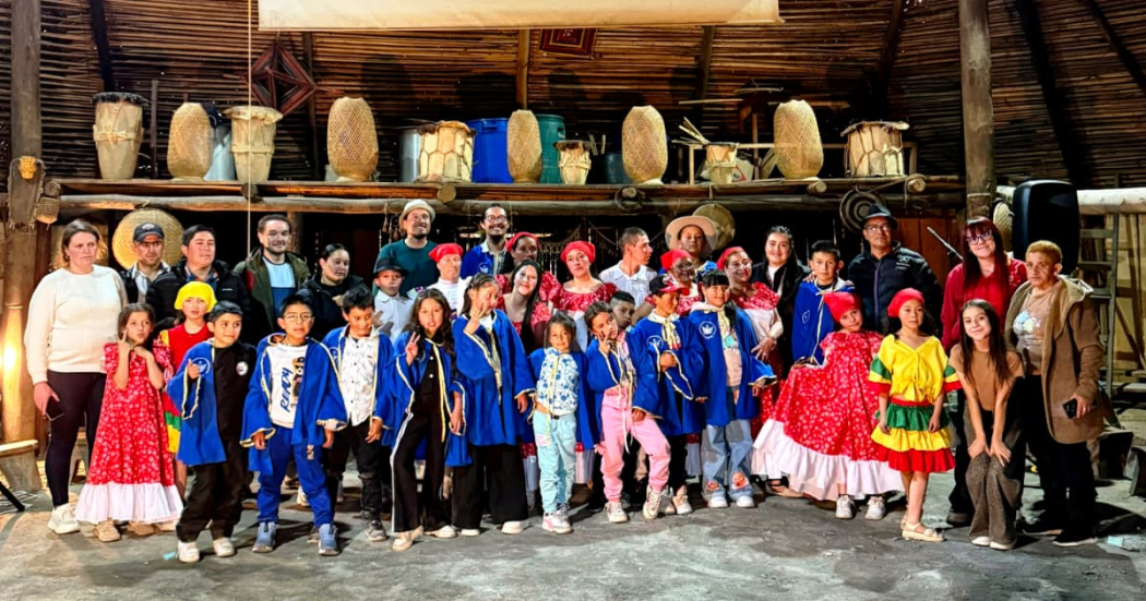 Foto que muestra un grupo de niños y adultos de la localidad de Sumapaz que participaron en muestras artísticas.