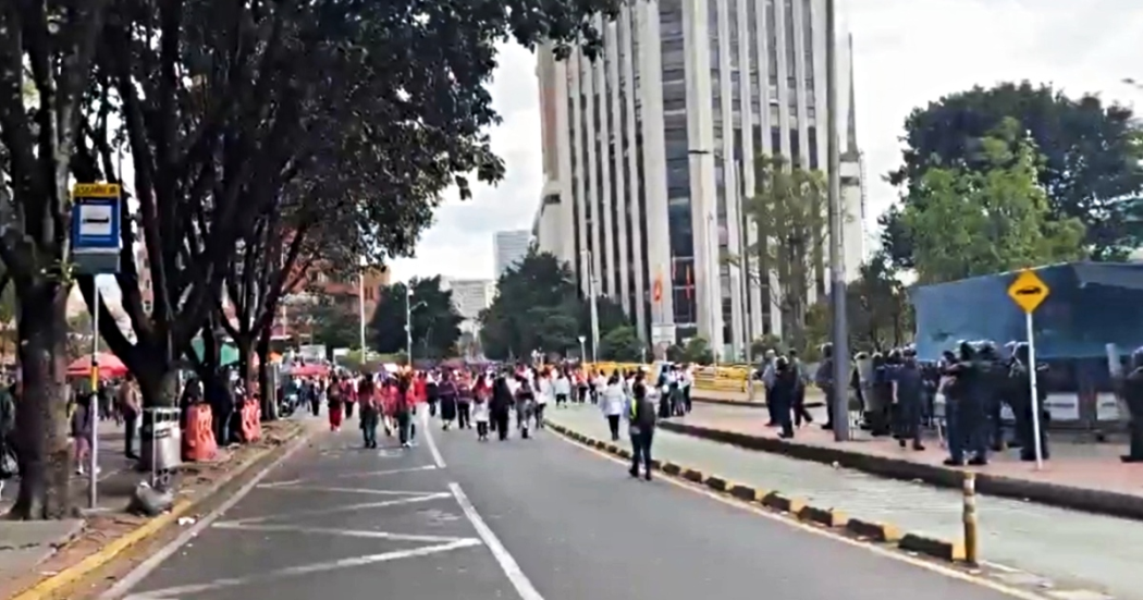 Foto que muestra personas caminando por la calle