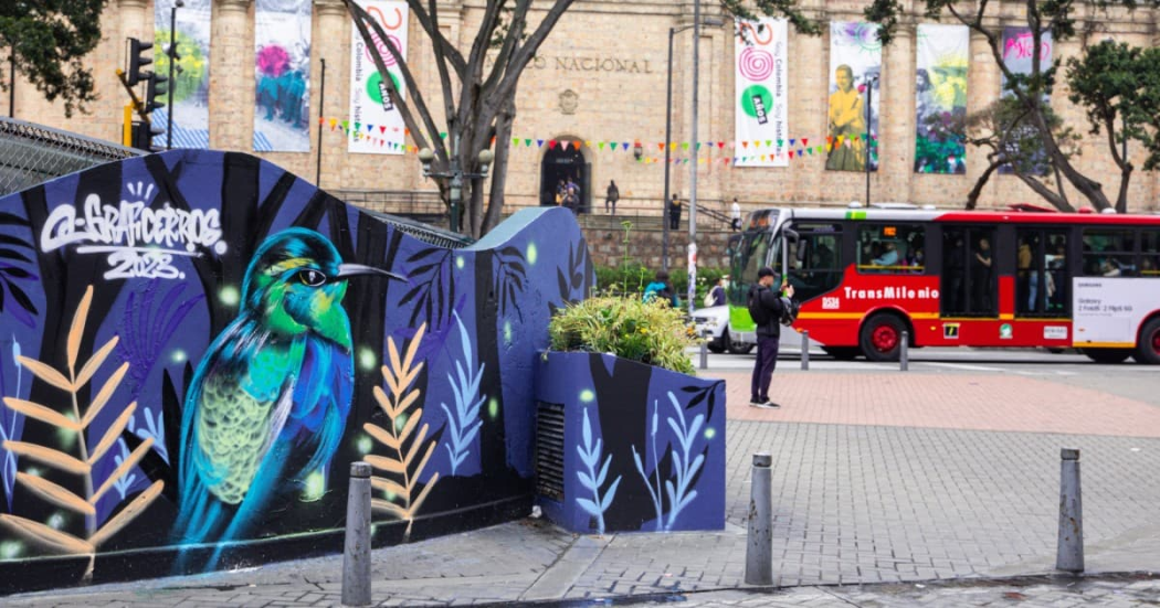 Foto de un bus de TransMilenio en una vía de Bogotá.
