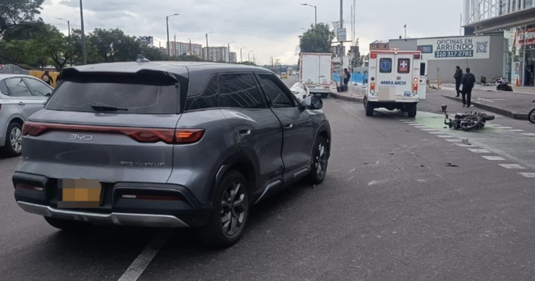 Foto de una vía de Bogotá donde hay distintos carros y una ambulancia