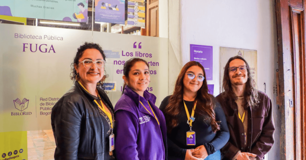 Imagen de 3 mujeres y un hombre mediadores de Leo Radio en la Biblioteca pública FUGA
