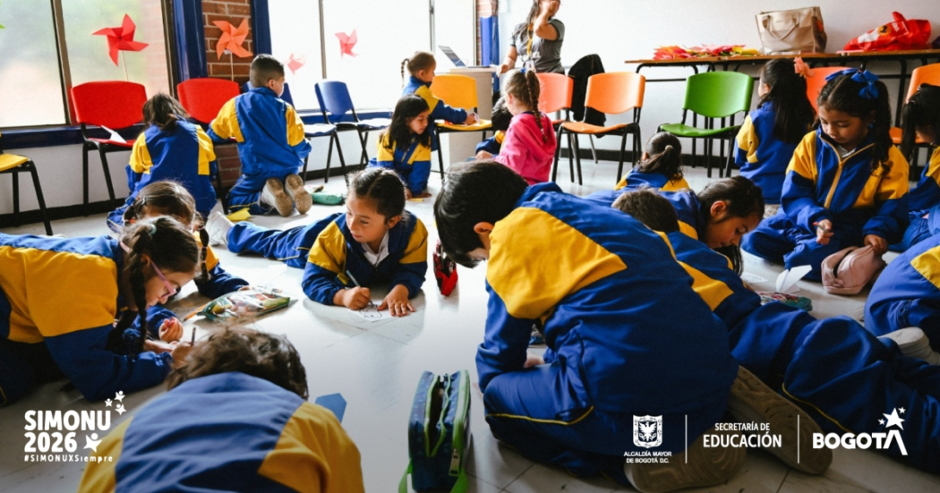 Foto que muestra estudiantes hablando en un colegio en Bogotá.