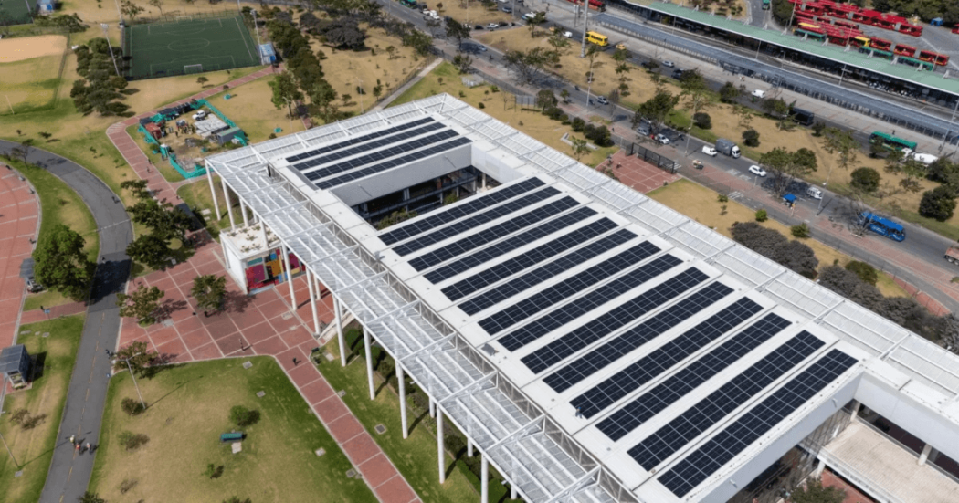Foto que muestra paneles solares y carros 