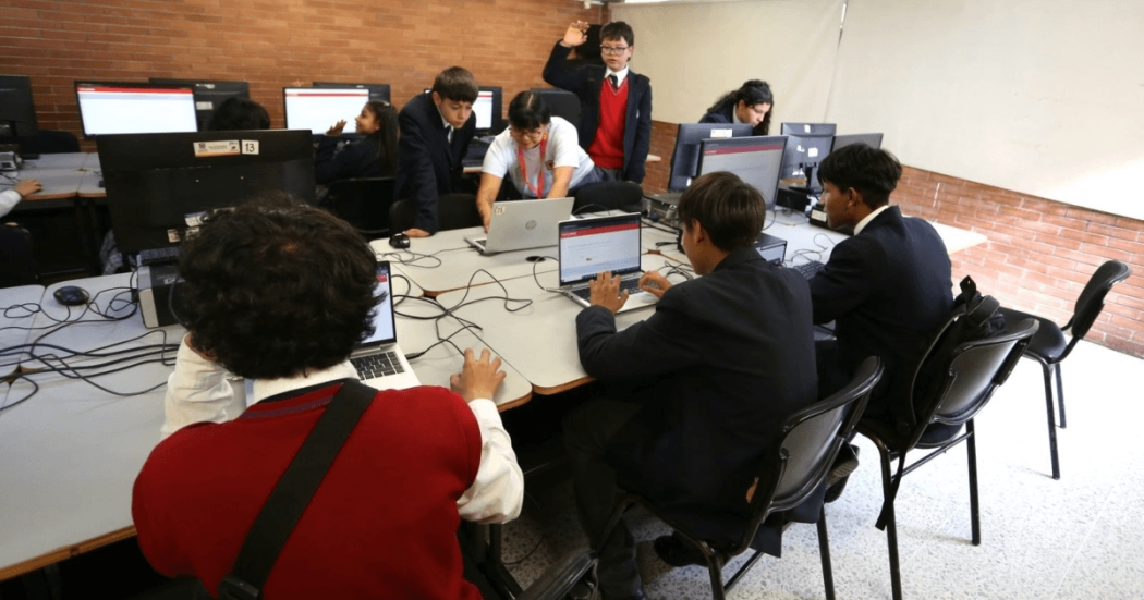 Foto que muestra estudiantes en un salón de clases 