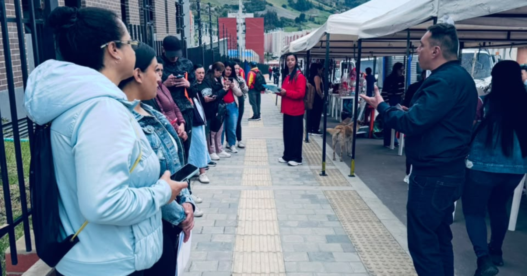 Foto de una feria de empleo en Bogotá