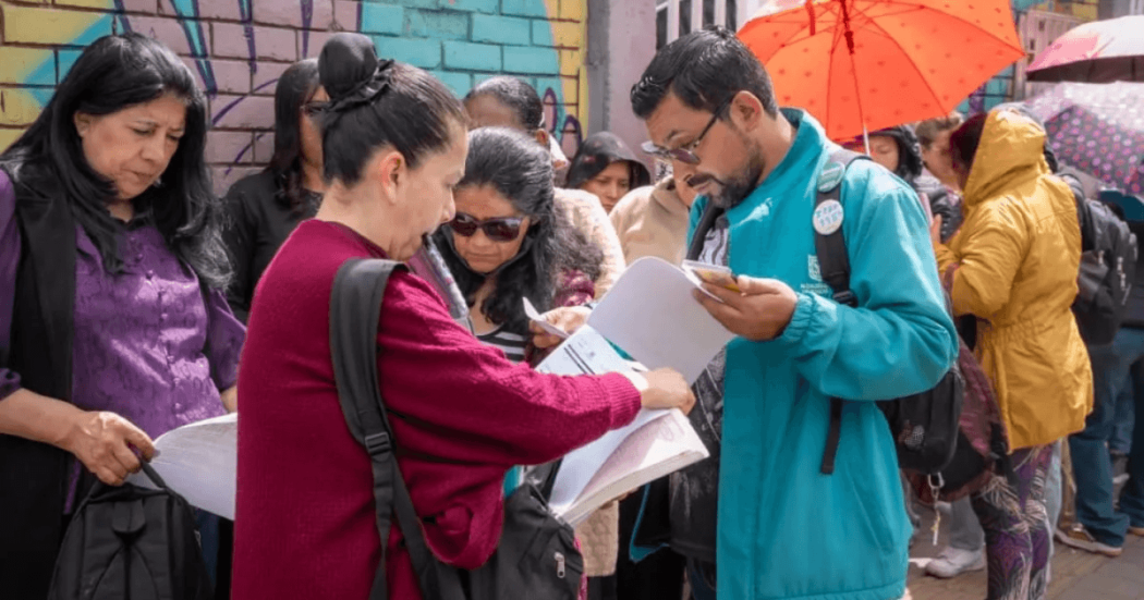 Foto que muestra personas hablando 