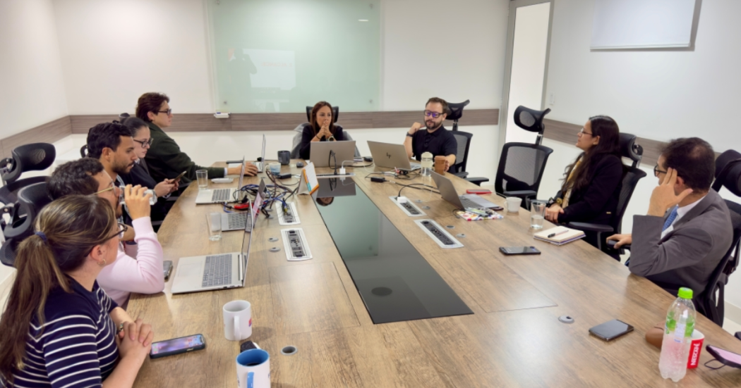 Foto de funcionarios del distrito en una reunión.