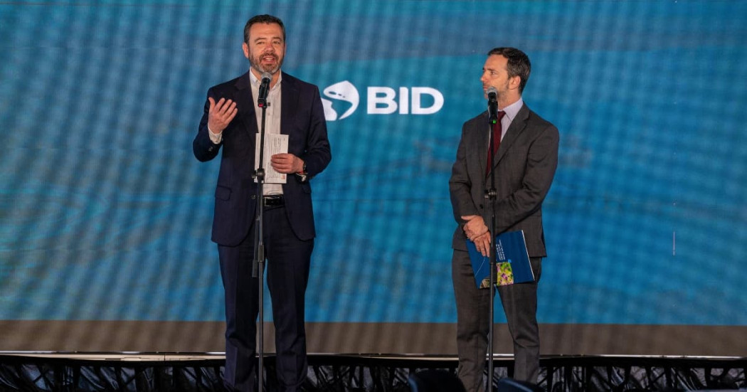 El alcalde Mayor Carlos Fernando Galán y Ramiro López Ghio, Representante del Banco Interamericano de Desarrollo en Colombia.
