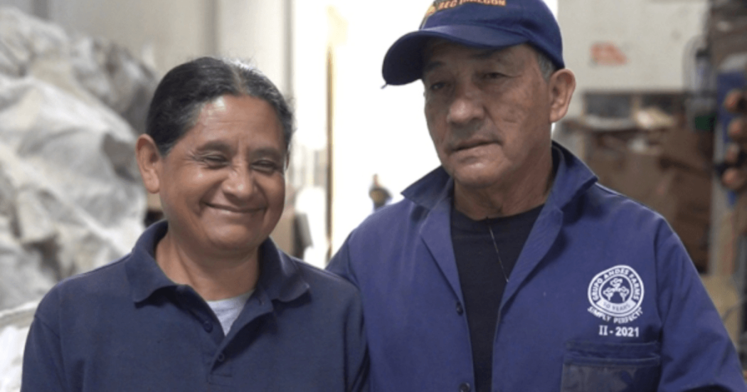 Foto que muestra un hombre junto a una mujer sonriendo