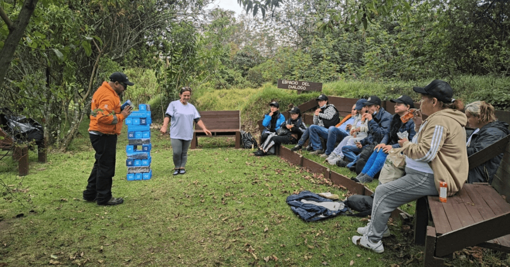 Foto que muestra un grupo de personas hablando en un parque 