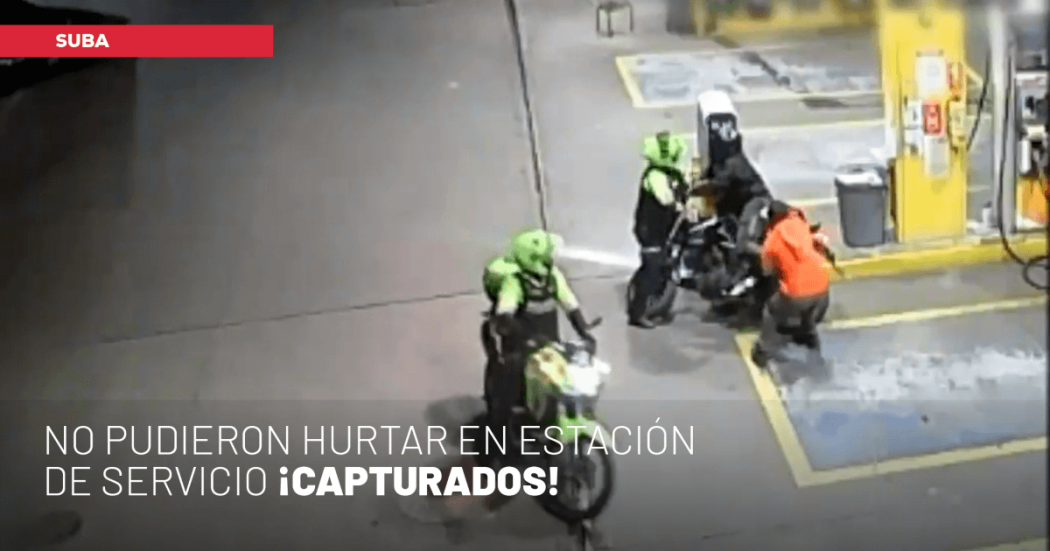 Policías capturando a dos hombres en estación de gasolina en Suba.