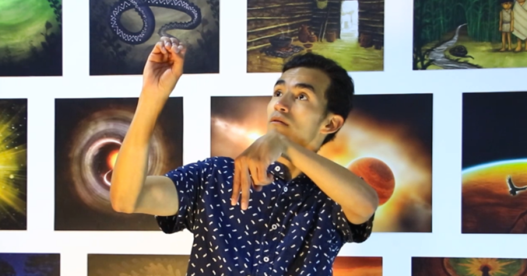 Imagen de un hombre interpretando lengua de señas en un evento en Bogotá.