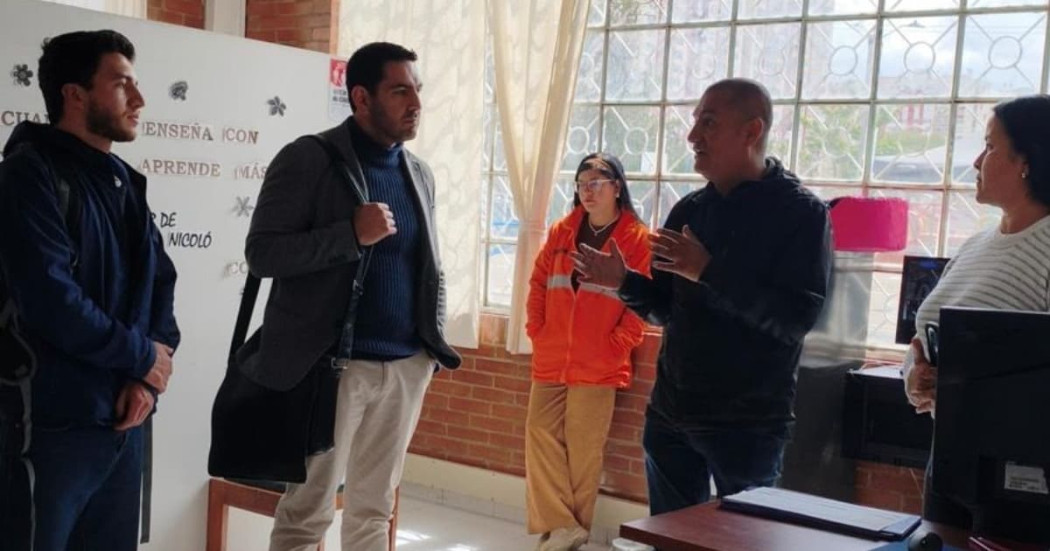 Estudiantes y personas de Idipron conversando en una oficina
