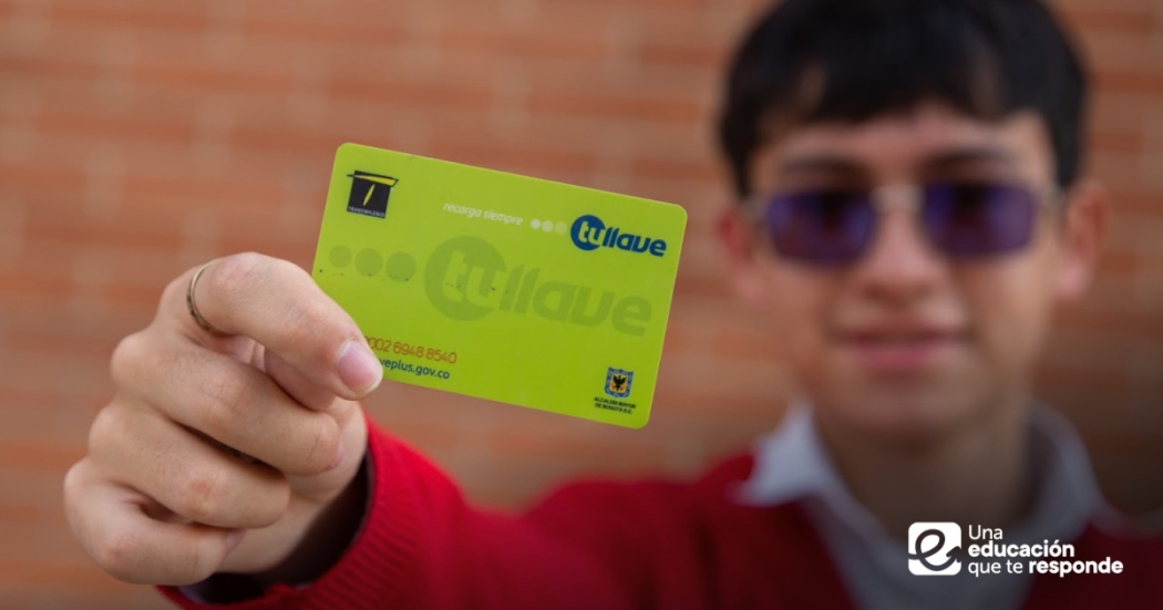 Foto que muestra un joven sosteniendo una tarjeta Tu Llave 
