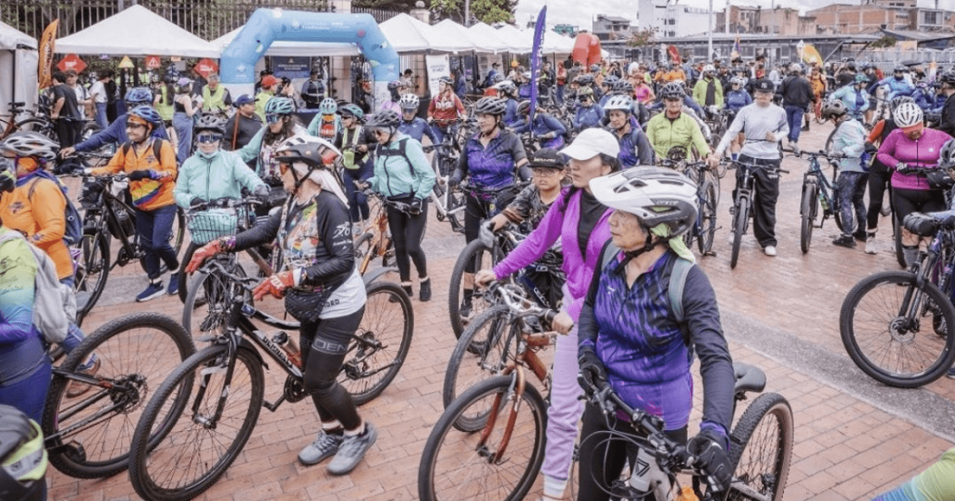 Foto que muestra personas montando bicicleta 
