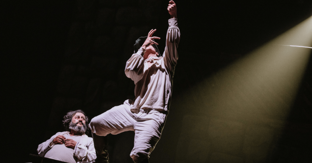 Imagen de artistas en escena vestidos de blanco