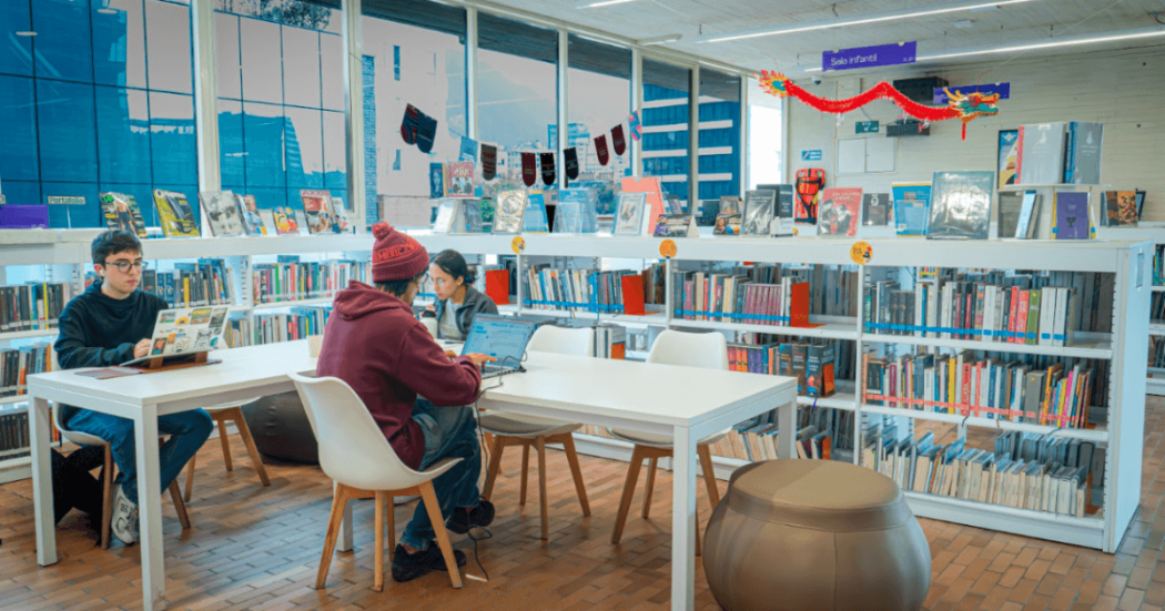 Imagen de jóvenes con computadores en las salas de las bibliotecas públicas de Bogotá