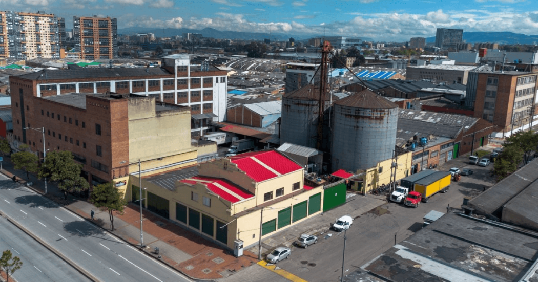 Foto que muestra casas y carros 