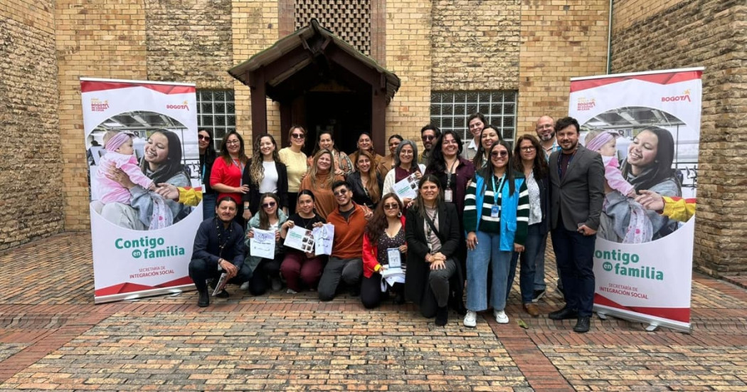 Hombres y mujeres reunidos luego de realizar un trabajo en equipo 