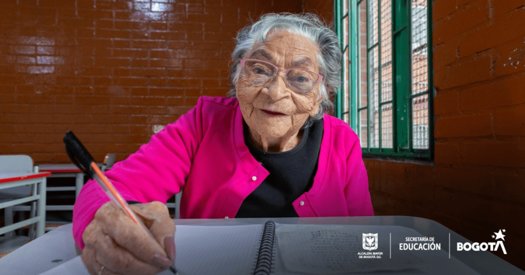 Foto que muestra una mujer sonriente 