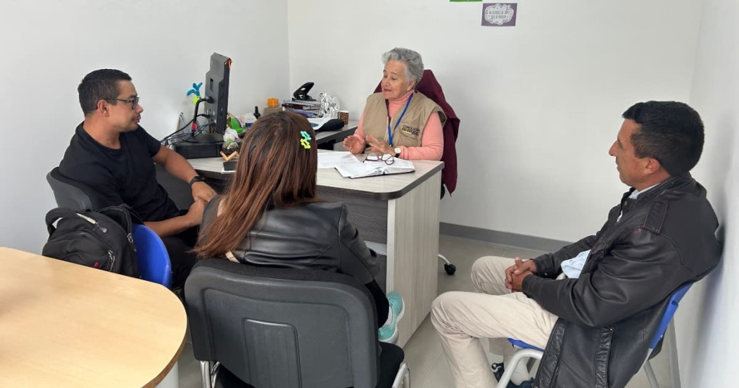 Cuatro personas reunidas en una Casa de Justicia 