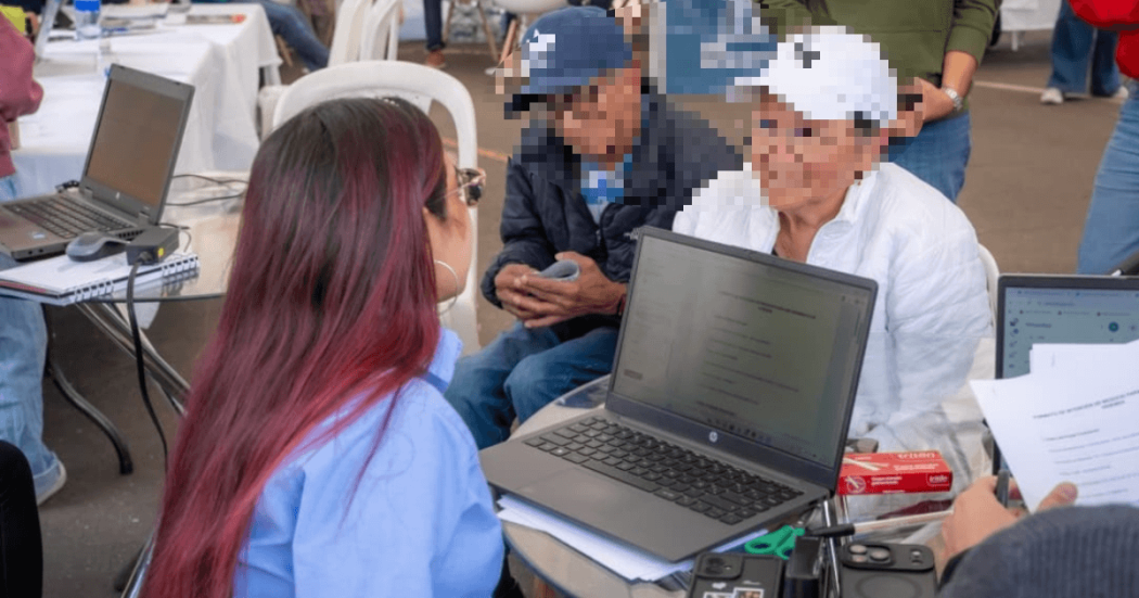 Foto que muestra tres personas hablando 