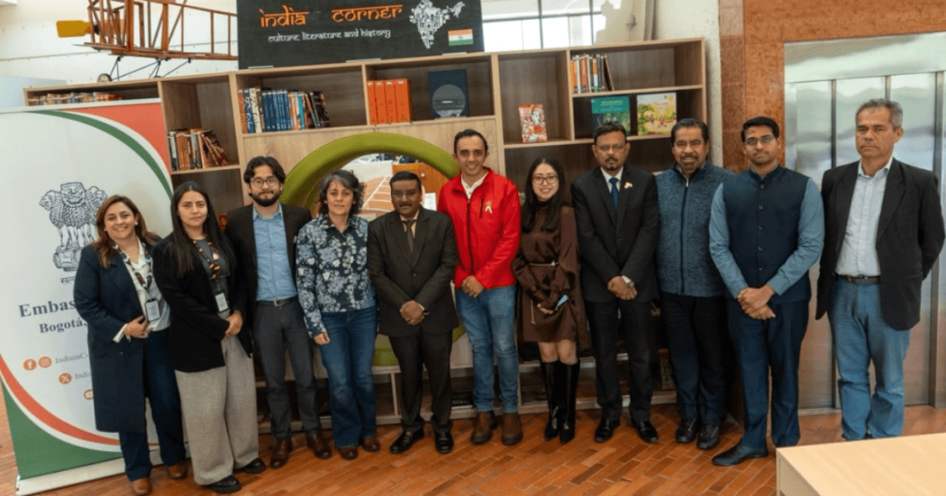 Imagen de representantes de la Alcaldía Local de Suba, la Embajada de la India y la Red de Bibliotecas Públicas de Bogotá.