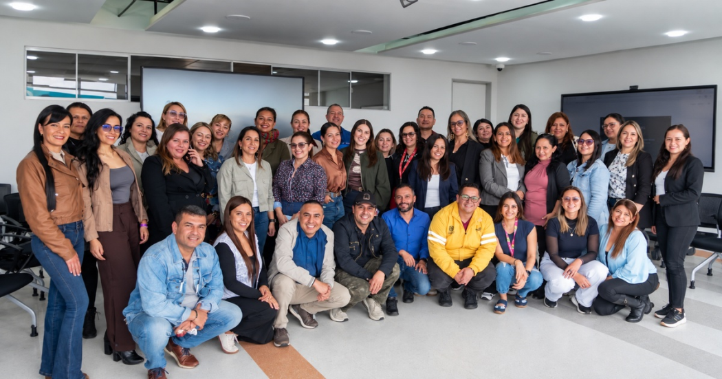 Grupo de funcionarios de la Secretaría de Integración Social en una reunión preparando los servicios para adultos mayores.