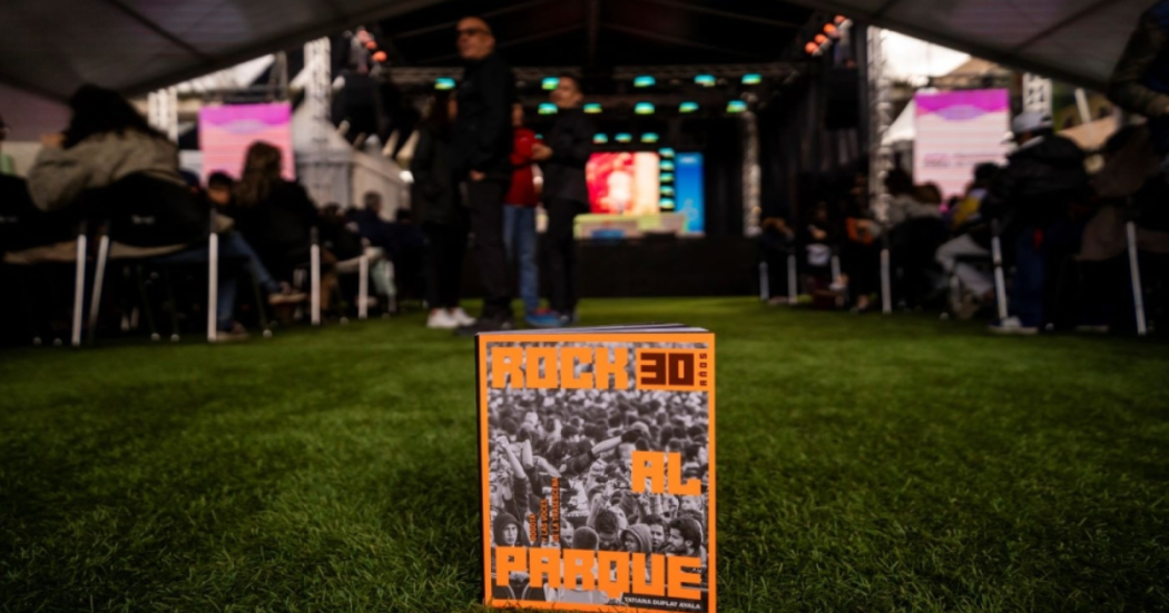Imagen del libro de Rock al Parque 30 años, de fondo se ve una tarima del Festival.