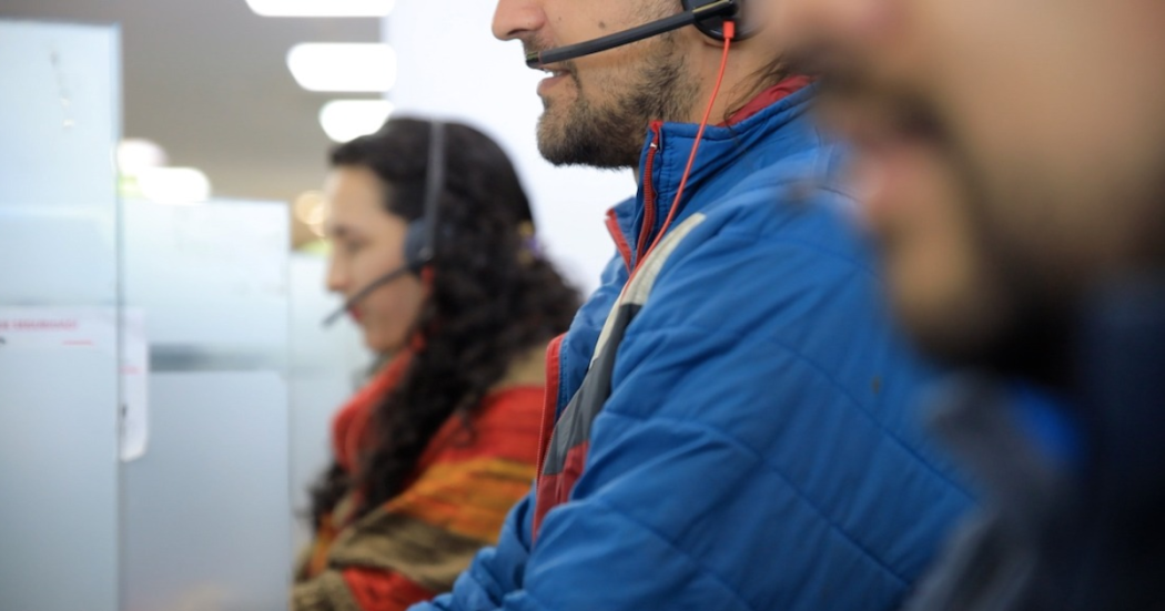 Foto de funcionarios hablando por telefono 
